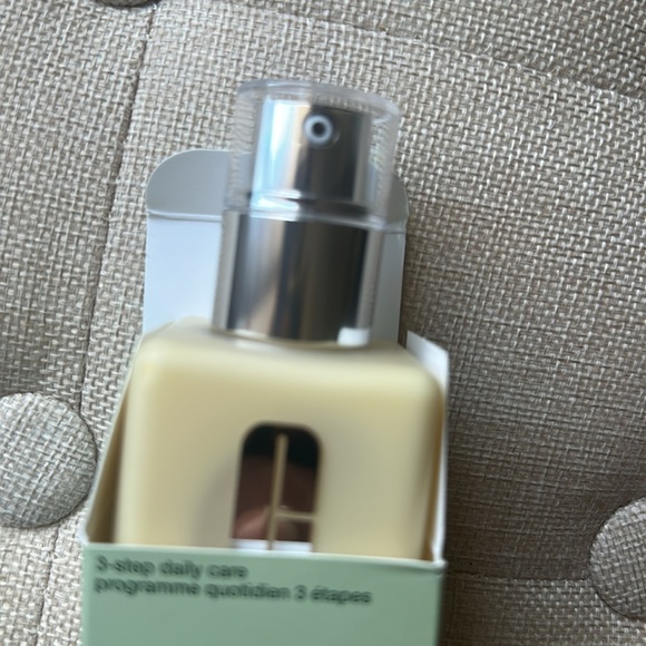 Clinique 3-Step Dramatically Different Daily Moisturizing Lotion - Picture 9 of 11